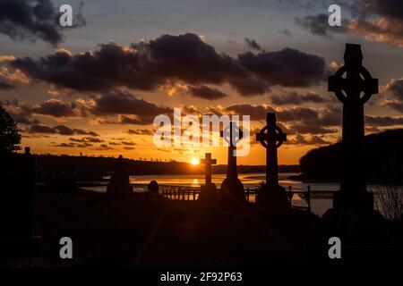 Timoleague, West Cork, Irland. April 2021. Die Sonne geht spektakulär über dem Franziskanerkloster in Timoleague auf als Auftakt zu einem überwiegend trockenen Tag mit trüben Sonnenstrahlen. Die Abtei wurde 1240 gegründet und überlebte, bis sie 1642 von englischen Soldaten verbrannt wurde. Quelle: AG News/Alamy Live News Stockfoto