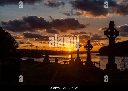 Timoleague, West Cork, Irland. April 2021. Die Sonne geht spektakulär über dem Franziskanerkloster in Timoleague auf als Auftakt zu einem überwiegend trockenen Tag mit trüben Sonnenstrahlen. Die Abtei wurde 1240 gegründet und überlebte, bis sie 1642 von englischen Soldaten verbrannt wurde. Quelle: AG News/Alamy Live News Stockfoto