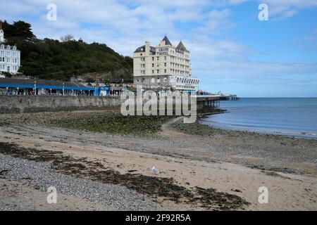 Grand Hotel an der Küste in Llandudno, Nordwales, Großbritannien Stockfoto
