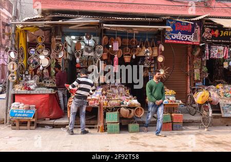 Haridwar, Uttarakhand, Indien - Februar 2021 : EINE Ansicht der Straße oder des lokalen Marktes in Haridwar Stadt nahe Har KI Pauri Ghat während Kumbh mela. Stockfoto
