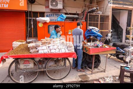 Haridwar, Uttarakhand, Indien - Februar 2021 : EINE Ansicht der Straße oder des lokalen Marktes in Haridwar Stadt nahe Har KI Pauri Ghat während Kumbh mela. Stockfoto