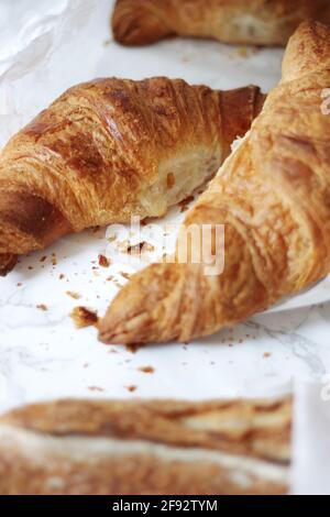 Leckere knusprige französische Croissants und Baguette. Klassische französische Croissants von Bakery. Frühstück zu Hause. Stockfoto