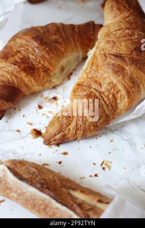 Französische Croissants und Baguette. Klassisches Französisches Frühstücksgebäck. Paris, Frankreich. Stockfoto