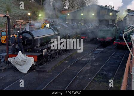 Bridgnorth, Shropshire, Großbritannien. April 2021. Während der Morgengrauen über Bridgnorth Lokomotivendepot bricht, bereiten Mannschaften Dampflokomotiven für die Tagesereignisse vor. Die Bahn hält ihren „Spring Steam Up“ mit sieben Lokomotiven in Dampf an jedem Tag der viertägigen Veranstaltung ab. G.P. Essex/Alamy Live News Stockfoto