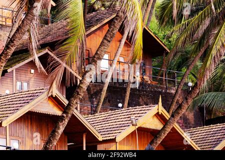 Strandhütten und Hütten aus Bambus, Tonziegeln und Kokosnussblättern. Urlaubsdestinationskonzept in Goa, Indien. Landschaftlich schöner Urlaub und Natur i Stockfoto