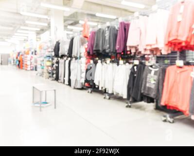 Abstrakte verschwommen Sport und Reisen SB-Warenhaus Gang mit bunten Regale als Hintergrund Stockfoto