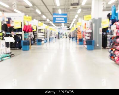 Abstrakte verschwommen Sport und Reisen SB-Warenhaus Gang mit bunten Regale als Hintergrund Stockfoto