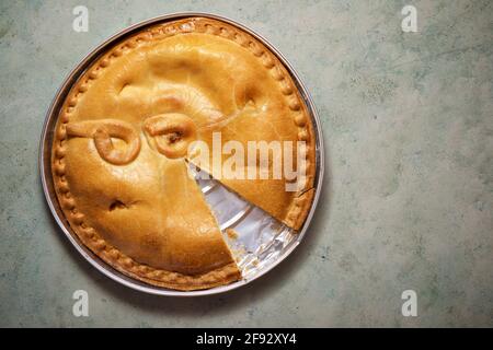 Typisch spanischer Pilz- und Thunfischkuchen, auch Empanada genannt. Stockfoto