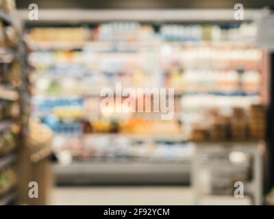 Verschwommene bunte Supermarkt-Produkte in den Regalen - Hintergrund mit flachen DOF Stockfoto