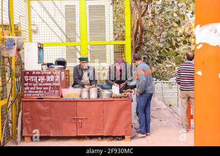 Haridwar, Uttarakhand, Indien - Februar 2021 : EINE Ansicht der Straße oder des lokalen Marktes in Haridwar Stadt nahe Har KI Pauri Ghat während Kumbh mela. Stockfoto