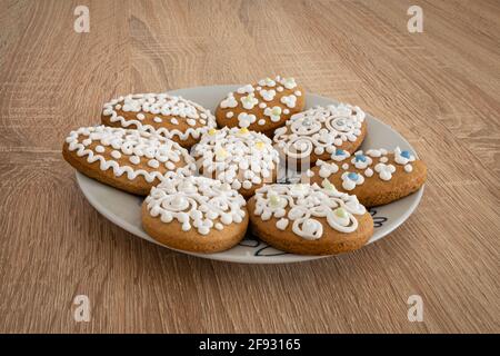Traditionelle ungarische Lebkuchenkekse (ungarisch: Mézeskalács) in Eierform und mit Ostermustern auf einem Teller dekoriert. Stockfoto