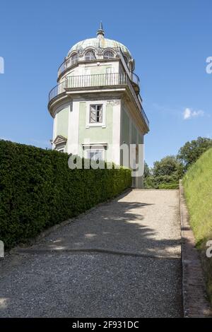 Gehweg zum Kaffeehaus-Pavillon in den Boboli-Gärten in Florenz, Toskana, Italien Stockfoto
