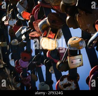 Liebe Vorhängeschlösser Schließfächer an der Brücke in Russland. Die Menschen haben Vorhängeschlösser auf dem Zaun platziert, die für immer Liebe symbolisieren Stockfoto