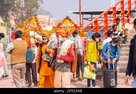 HARIDWAR, INDIEN, FEBRUAR 2021 : Portrait des indischen Sadhu in traditionellem Safrankleid, das am Kumbh Festival teilnimmt. Stockfoto