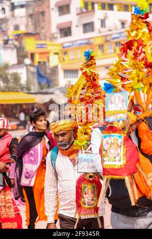 HARIDWAR, INDIEN, FEBRUAR 2021 : Portrait des indischen Sadhu in traditionellem Safrankleid, das am Kumbh Festival teilnimmt. Stockfoto