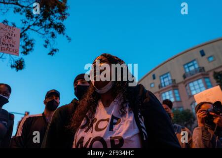 San Francisco, CA, USA. April 2021. Eine Protesterin schreit voller Angst auf Polizisten, während Tränen über ihr Gesicht strömen. Quelle: Jungho Kim/ZUMA Wire/Alamy Live News Stockfoto