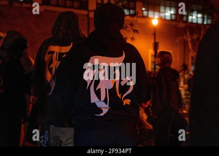 San Francisco, CA, USA. April 2021. Eine Person trägt einen Hoodie mit „F12“-Aufdruck außerhalb der Polizeiwache der Mission. Quelle: Jungho Kim/ZUMA Wire/Alamy Live News Stockfoto