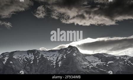 Graustufenaufnahme von malerischen verschneiten Hügeln in Vossevangen, Voss, Norwegen Stockfoto