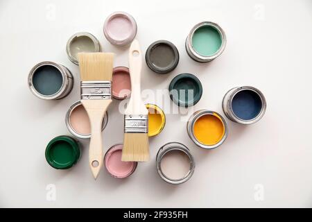 Overhead-Ansicht eines DIY-Pinsel mit buntem Muster Farbtöpfe Stockfoto