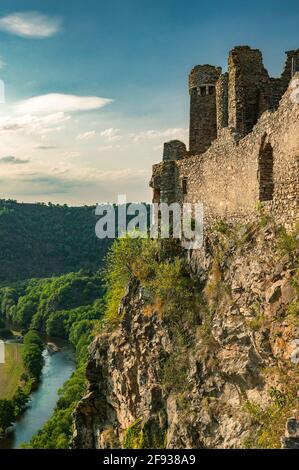 Die romantischen Ruinen von Château Rocher mit Blick auf das Tal des Flusses Sioule sind die Überreste eines Bauwerks aus dem 13. Jahrhundert. Saint-Rémy-de-Blot, Stockfoto