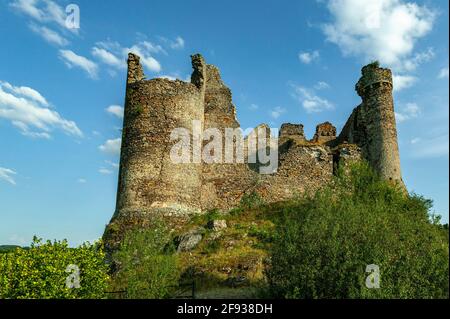 Die romantischen Ruinen von Château Rocher mit Blick auf das Tal des Flusses Sioule sind die Überreste eines Bauwerks aus dem 13. Jahrhundert. Saint-Rémy-de-Blot, Stockfoto