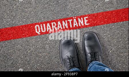 Rote Linie auf Asphalt - Quarantäne auf deutsch - Quarantäne Stockfoto