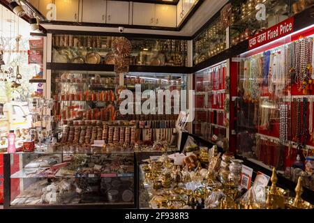Haridwar, Uttarakhand, Indien - Februar 2021 : EINE Ansicht der Straße oder des lokalen Marktes in Haridwar Stadt nahe Har KI Pauri Ghat während Kumbh mela. Stockfoto