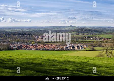 Am Rande der Stadt Wells am Rande der Mendip Hills, Somerset, England, werden große neue Wohnsiedlungen errichtet. Stockfoto