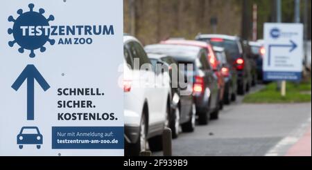 Hannover, Deutschland. April 2021. Fahrer warten im Testzentrum am Zoo auf einen Corona-Schnelltest. Das Robert Koch-Institut (RKI) meldet weiterhin einen Anstieg der neuen Corona-Infektionen in Deutschland. Quelle: Julian Stratenschulte/dpa/Alamy Live News Stockfoto