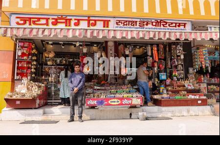 Haridwar, Uttarakhand, Indien - Februar 2021 : EINE Ansicht der Straße oder des lokalen Marktes in Haridwar Stadt nahe Har KI Pauri Ghat während Kumbh mela. Stockfoto