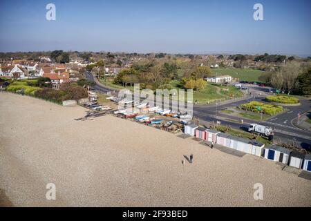 Luftaufnahme von kleinen Fischerbooten in der Werft auf Aldwick Beach Bognor mit Blick auf den West Park Stockfoto
