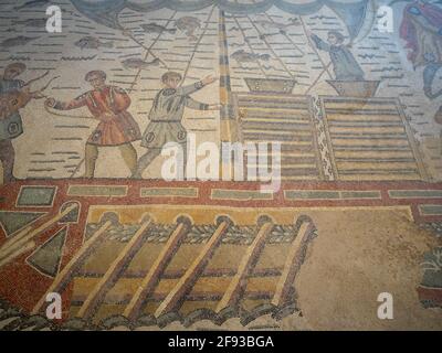 Männer auf einem Boot mit Käfigtieren, Mosaikdetails aus dem Ambulatorium der Großen Jagd, Villa Romana del Casale Stockfoto