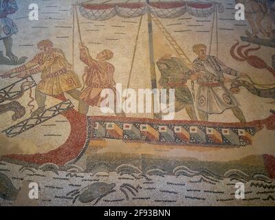 Männer im Segelboot und Delfine, Mosaikdetails aus dem Ambulatorium der Großen Jagd, Villa Romana del Casale Stockfoto