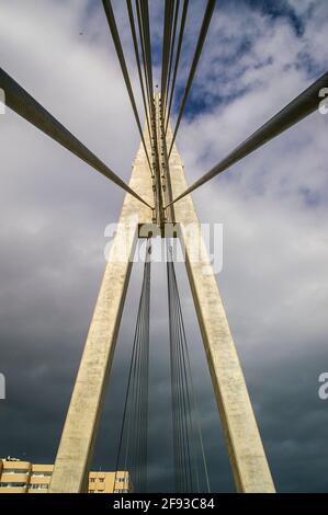 Puente de la Armada Fußgängerbrücke über den Rio de Fuengirola in Fuengirola, Spanien. Provinz Malaga, Andalusien, an der Costa del Sol Stockfoto