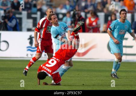 München, Deutschland. April 2005. TSV München 1860-1.FC KÖLN 0-0 Romas TYCE (München) bringt Andre Mutambo SINKALA unsanft nach unten, Foul Soccer, 2.Bundesliga, Spieltage27, Liga2.03.4.2005, Credit: dpa/Alamy Live News Stockfoto