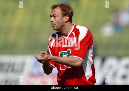 München, Deutschland. April 2005. SN 0304 1860 K 033.jpg TSV München 1860-1.FC KÖLN 0-0 Carsten CULLAMNN, Köln, applaudiert Fußball, 2. Bundesliga, Spieltage27, Liga2.03.4.2005, Nutzung weltweit Credit: dpa/Alamy Live News Stockfoto