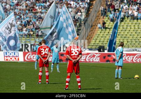 München, Deutschland. April 2005. SN 0304 1860 K 109.jpg TSV München 1860-1.FC KÖLN 0-0 Spieler beider Mannschaften halten eine Schweigeminute zu Ehren des verstorbenen Papstes. Fußball, 2.Bundesliga, Spieltag27, Liga2.03.2004, Nutzung weltweit Credit: dpa/Alamy Live News Stockfoto