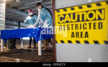 Hannover, Deutschland. April 2021. Helfer bereiten Corona-Schnelltests im Testzentrum am Zoo vor. Das Robert Koch-Institut (RKI) meldet weiterhin einen Anstieg der neuen Corona-Infektionen in Deutschland. Quelle: Julian Stratenschulte/dpa/Alamy Live News Stockfoto