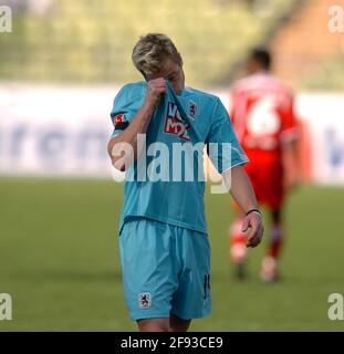 München, Deutschland. April 2005. TSV München 1860-1.FC KÖLN 0-0 Matthias LEHMANN (München) enttäuscht - er hat eine Tätowierung in Latein auf seinem Unterarm Fußball, 2.Bundesliga, Spieltage27, Liga2.03.4.2005, Verwendung weltweit Kredit: dpa/Alamy Live News Stockfoto