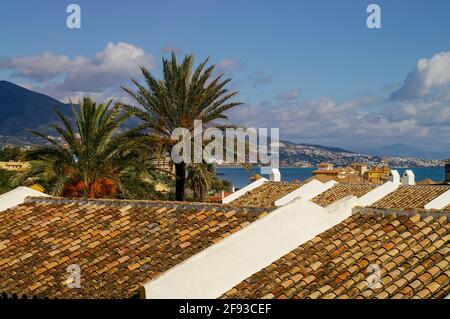 Blick auf das Mittelmeer über spanische Dachziegel in Fuengirola, Spanien. Provinz Malaga, Andalusien, an der Costa del Sol Stockfoto