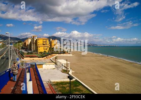 Playa para Perros und Hotels in Fuengirola, Spanien. Provinz Malage, Andalusien, an der Costa del Sol. Leerer mediterraner Strand im Winter Stockfoto