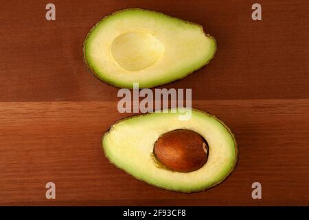 Nahaufnahme Avocado halbieren auf Holzbrett Hintergrund Stockfoto