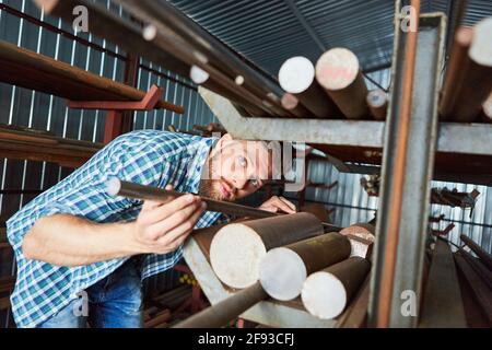 Arbeiter als Lagerangestellter während der Lagerbestandskontrolle im Material Lager der Fabrik oder der Schlosserei Stockfoto