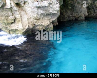 Felsen und tiefblaues Meer in der blauen Grotte, Malta Stockfoto