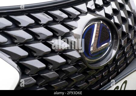 Prag, CZ - 10. April 2021: LEXUS Luxus-Fahrzeug-Exterieur-Design Frontmotor Streamer Grille Grill Formgebung Trim Stoßfänger Auto Styling. Redaktionell Stockfoto