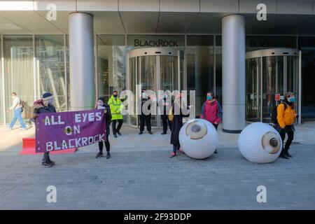 London, Großbritannien. April 2021. Eine Gruppe von Aktivisten versammelte sich vor dem Blackrock-Hauptquartier mit Transparenten und einem riesigen aufblasbaren Augenaufsatz, in dem sie forderten, dass das Unternehmen ihr Versprechen einhält, gegen den Klimawandel vorzugehen. BlackRock ist der weltweit größte Investor in fossile Brennstoffe. Quelle: João Daniel Pereira/Alamy Live News Stockfoto