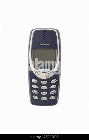 Prag, CZ - 20. März 2021: Altes gebrauchter Handy-Modell Nokia 3310 mit Tastatur isoliert auf weißem Hintergrund. Redaktionell Stockfoto