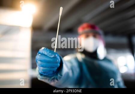 Hannover, Deutschland. April 2021. Eine Frau zeigt im Testzentrum am Zoo einen Stab für einen Nasenabstrich für einen Schnelltest auf das neuartige Corona-Virus. Das Robert Koch-Institut (RKI) berichtet weiterhin über steigende Neuinfektionen von Korona in Deutschland. Quelle: Julian Stratenschulte/dpa/Alamy Live News Stockfoto