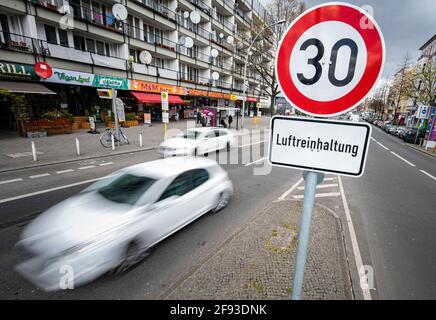 Berlin, Deutschland. April 2021. Ein Verkehrsschild weist auf eine Geschwindigkeitsbegrenzung von 30 km/h. hin Darunter hängt ein Schild mit der Aufschrift 'Luftreinhaltung'. Quelle: Fabian Sommer/dpa/Alamy Live News Stockfoto