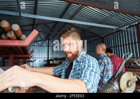 Junger Handwerker als Lagerangestellter während der Bestandskontrolle in der Materiallager des Werks Stockfoto